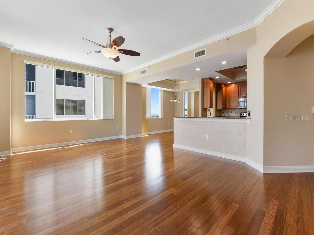 Listing photo id 5 for 2104 1st Street 2304