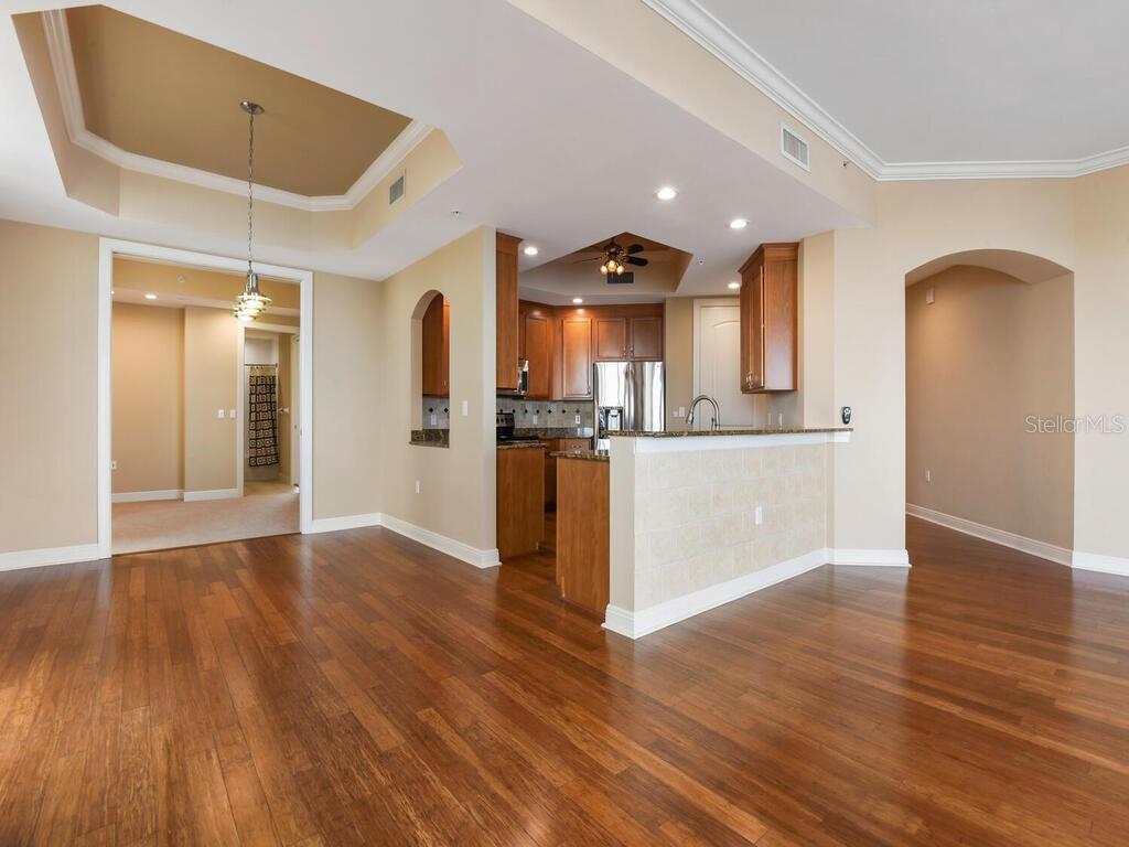 Listing photo id 6 for 2104 1st Street 2304