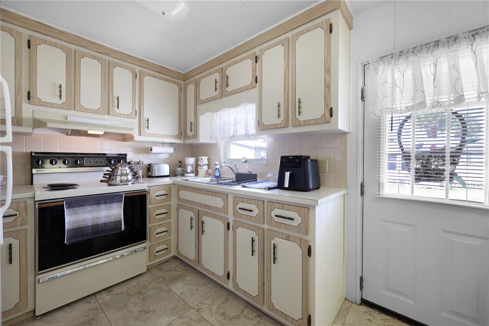 Image 16 of 87 For 2100 Kings Highway 406