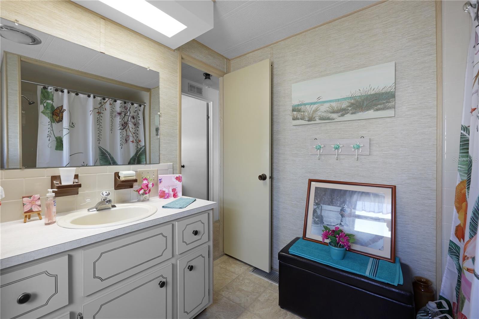 Image 26 of 87 For 2100 Kings Highway 406