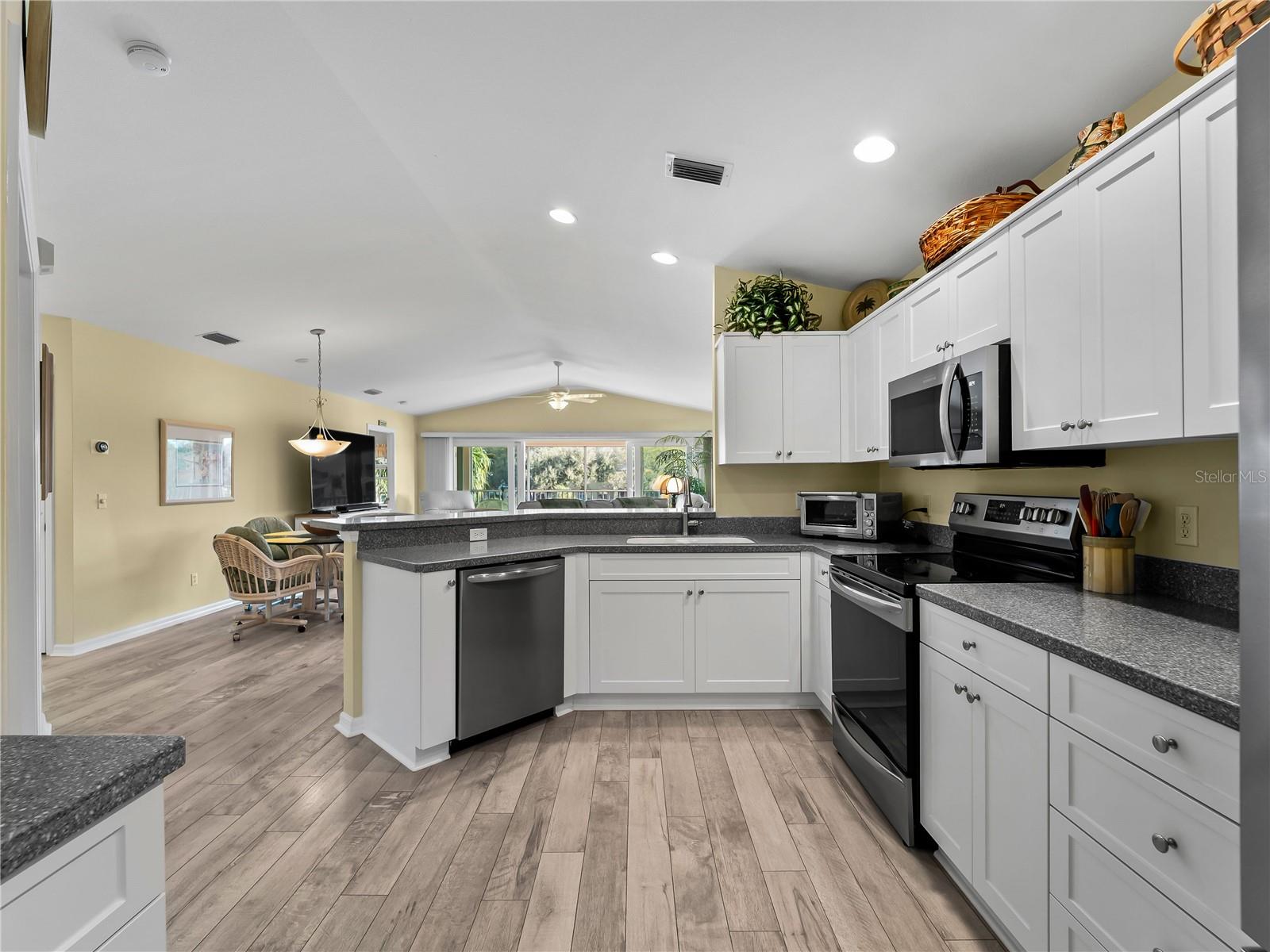 Image 22 of 57 For 1091 Live Oak  214