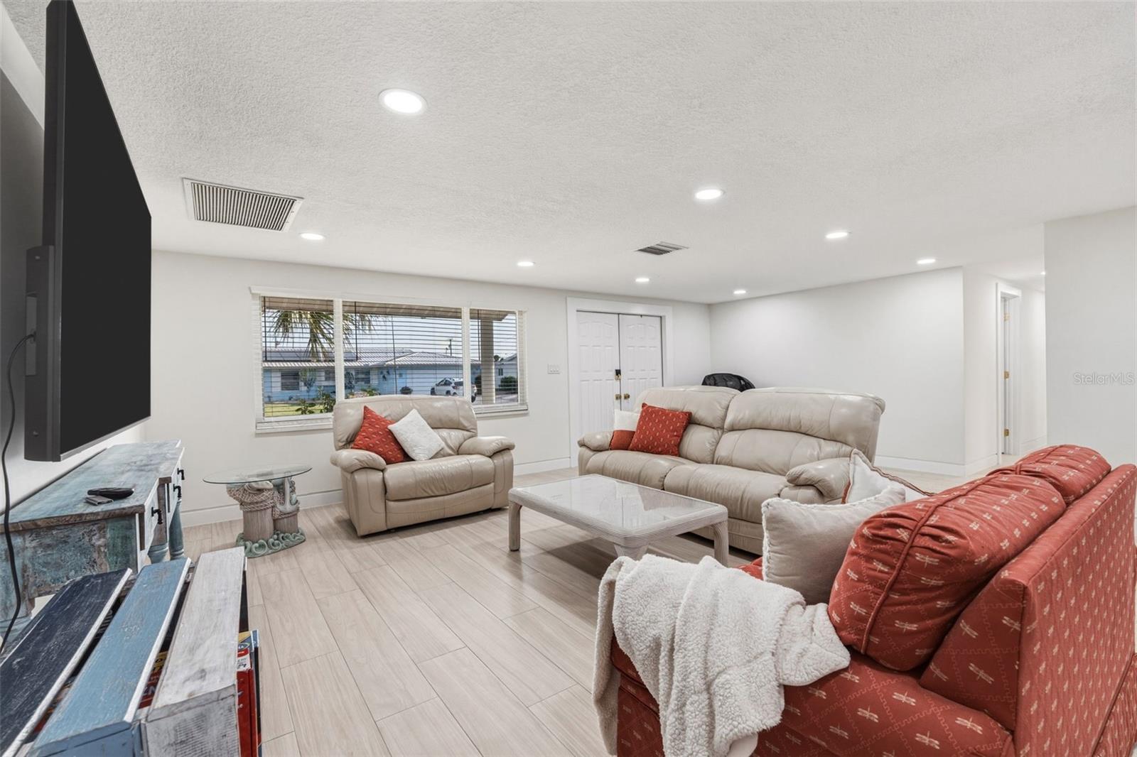 Image 9 of 56 For 105 Leland Street Se