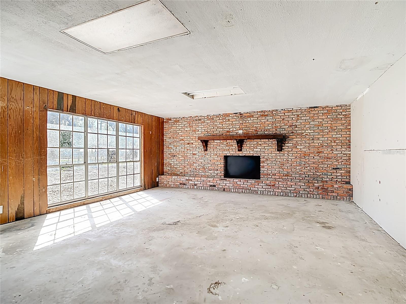 Image 18 of 45 For 108 Avenue A Wahneta E A