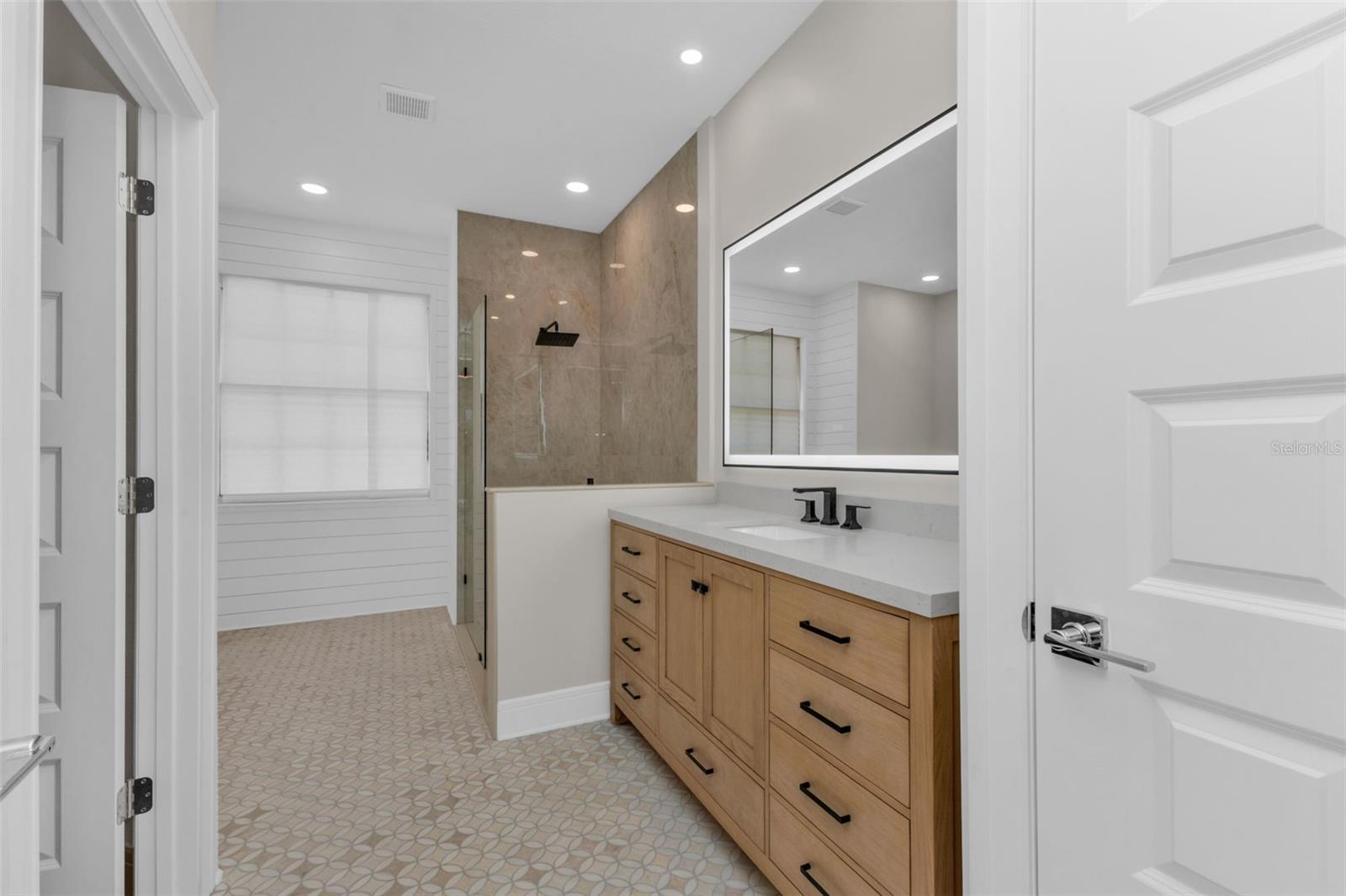 Image 11 of 38 For 1808 Kings Gate Court