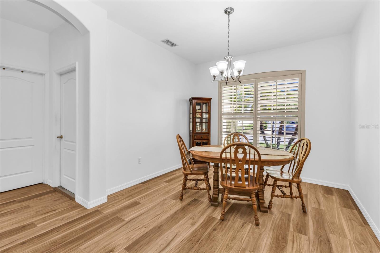 Image 5 of 37 For 1766 Dunvegan Drive