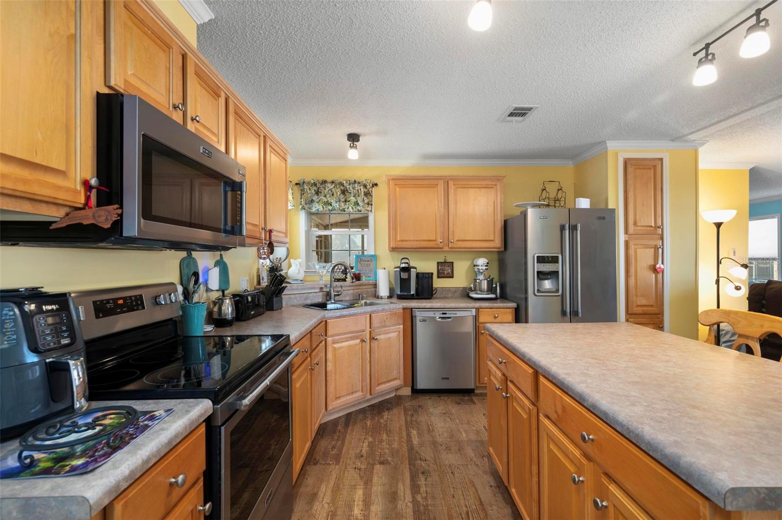 Image 11 of 66 For 1000 Kings Highway 373