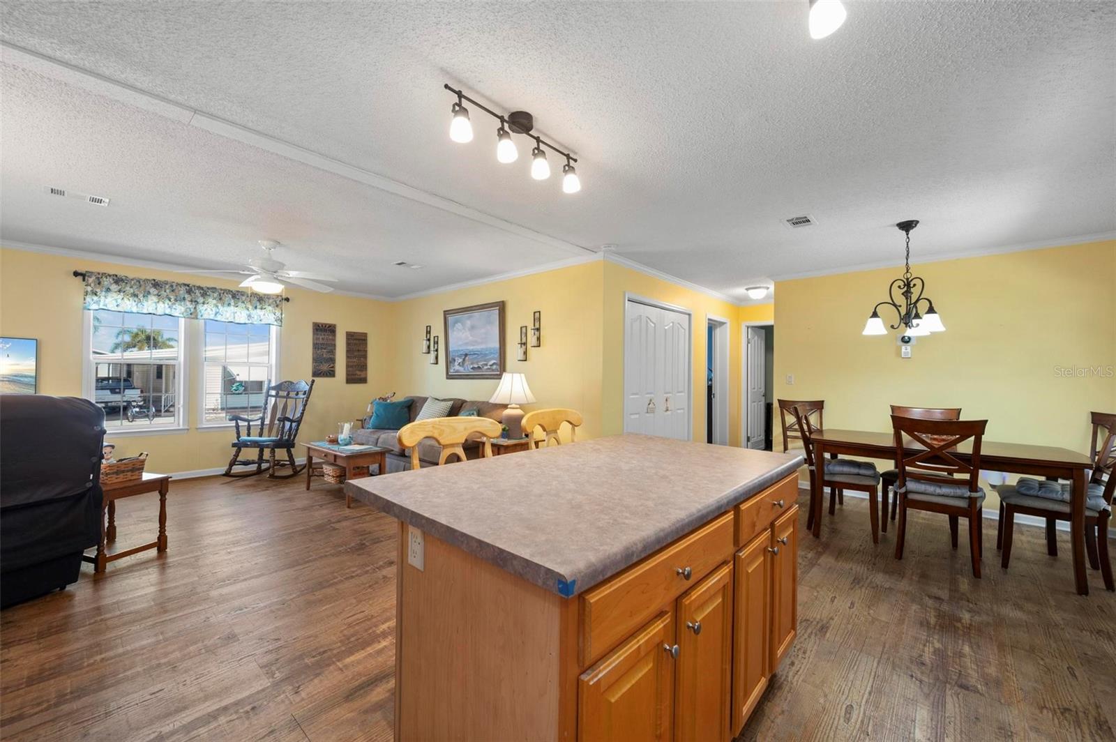 Image 12 of 66 For 1000 Kings Highway 373