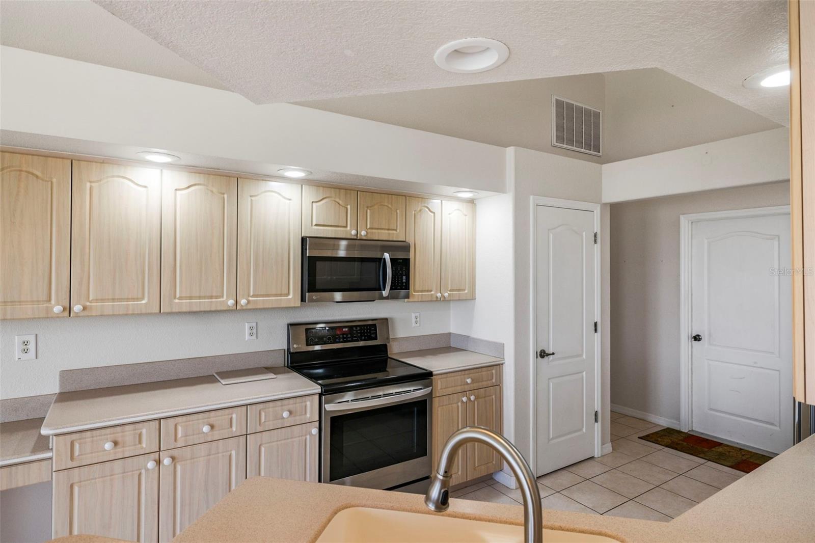 Image 20 of 36 For 12942 Kingsway Circle