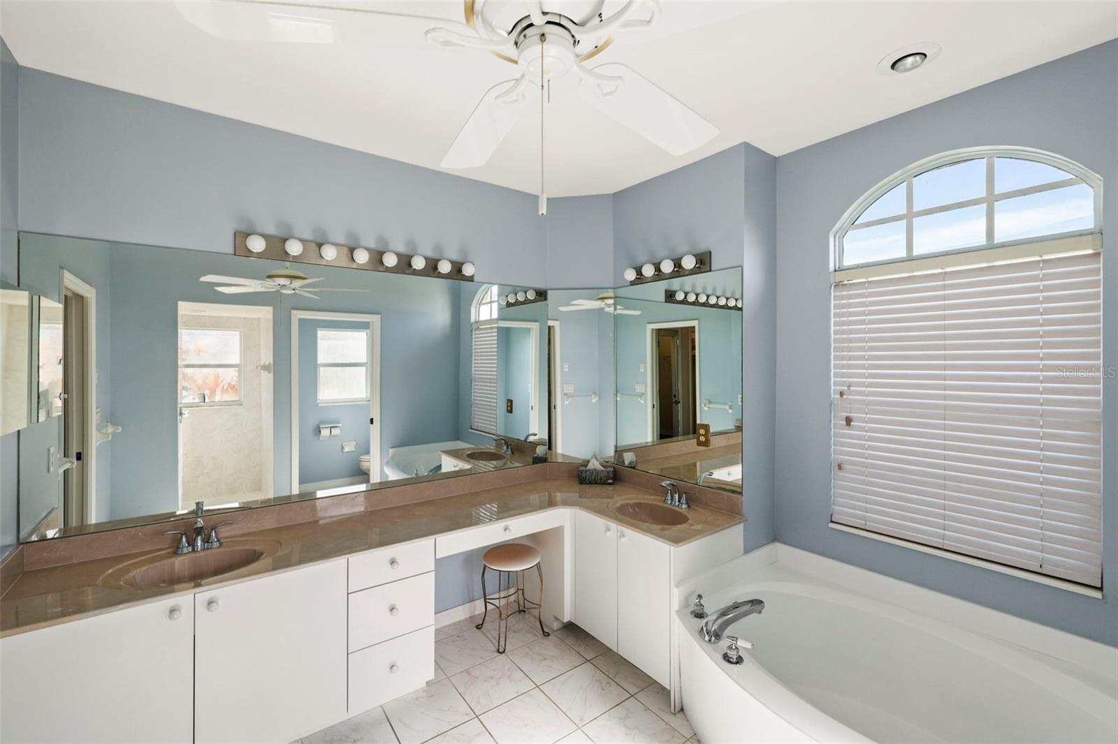 Image 23 of 36 For 12942 Kingsway Circle