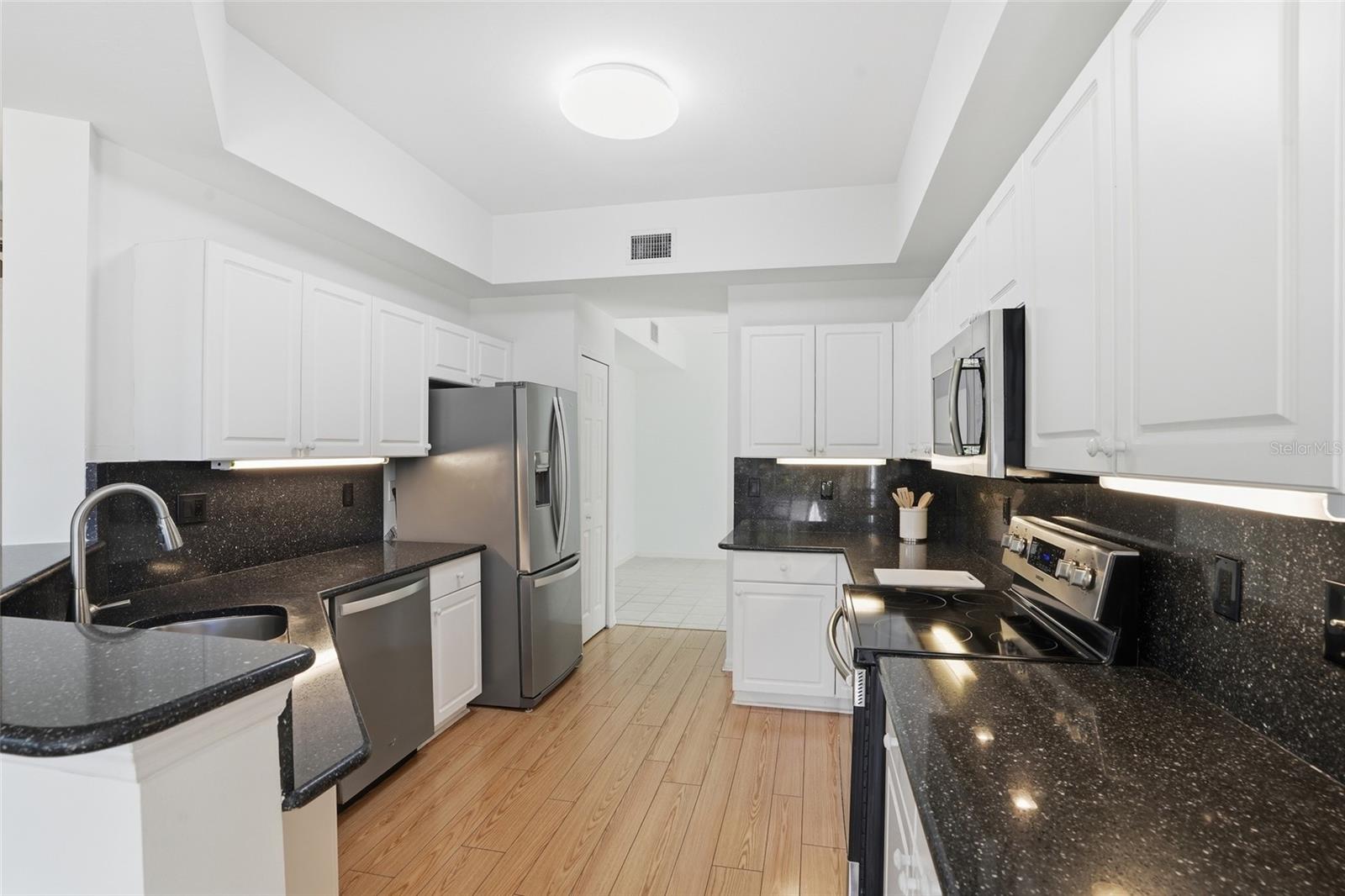 Image 13 of 38 For 15153 Oxford Cove 2303