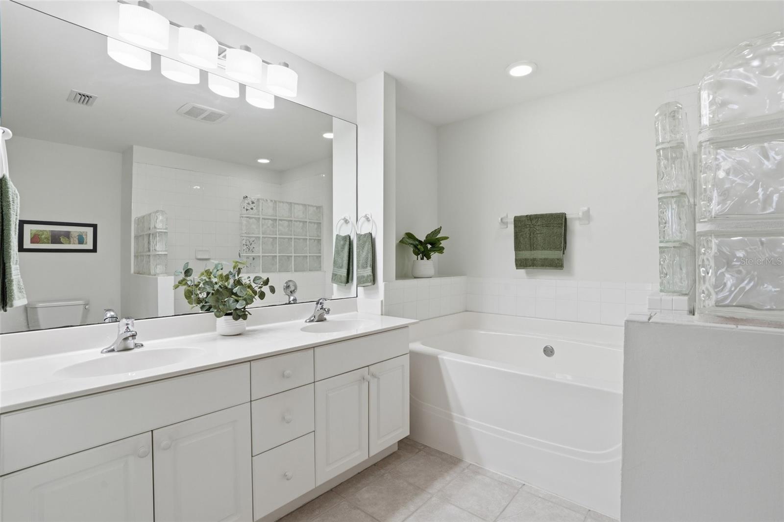 Image 29 of 38 For 15153 Oxford Cove 2303