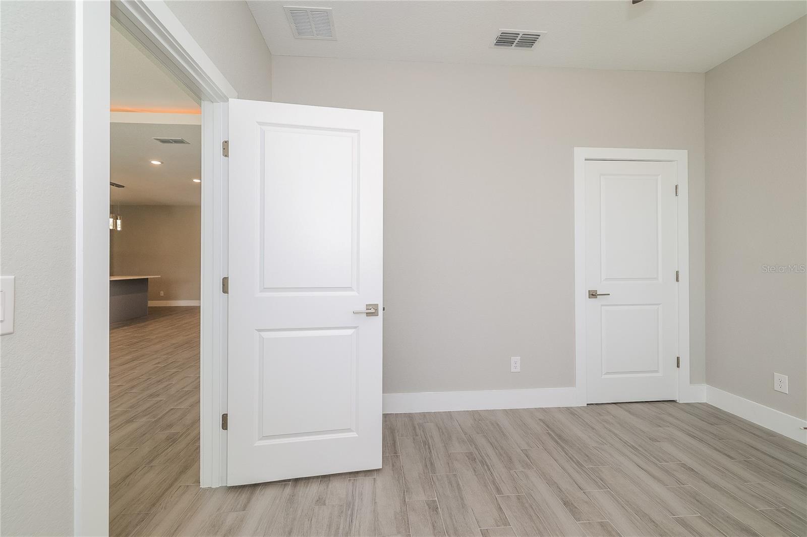 Image 7 of 13 For 1055 Desmoines Lane