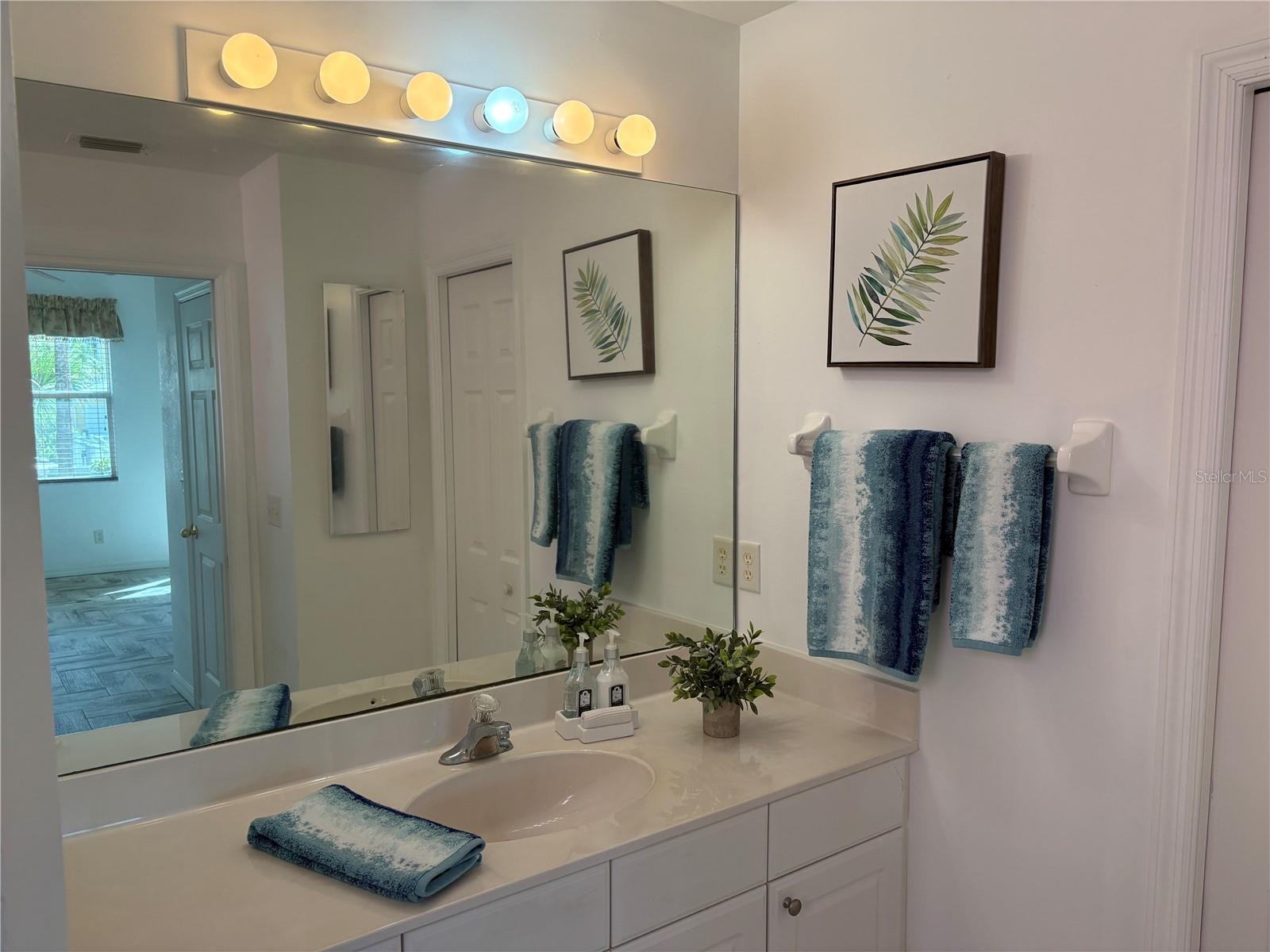 Image 17 of 41 For 2002 Bal Harbor Boulevard 312