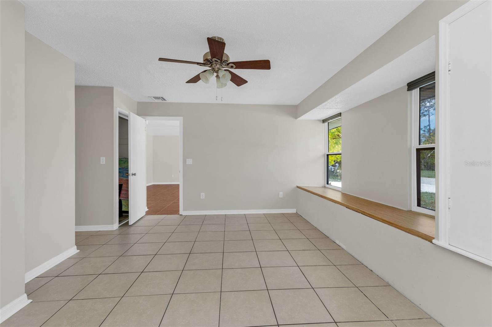 Image 11 of 40 For 923 Linnaen Terrace Nw