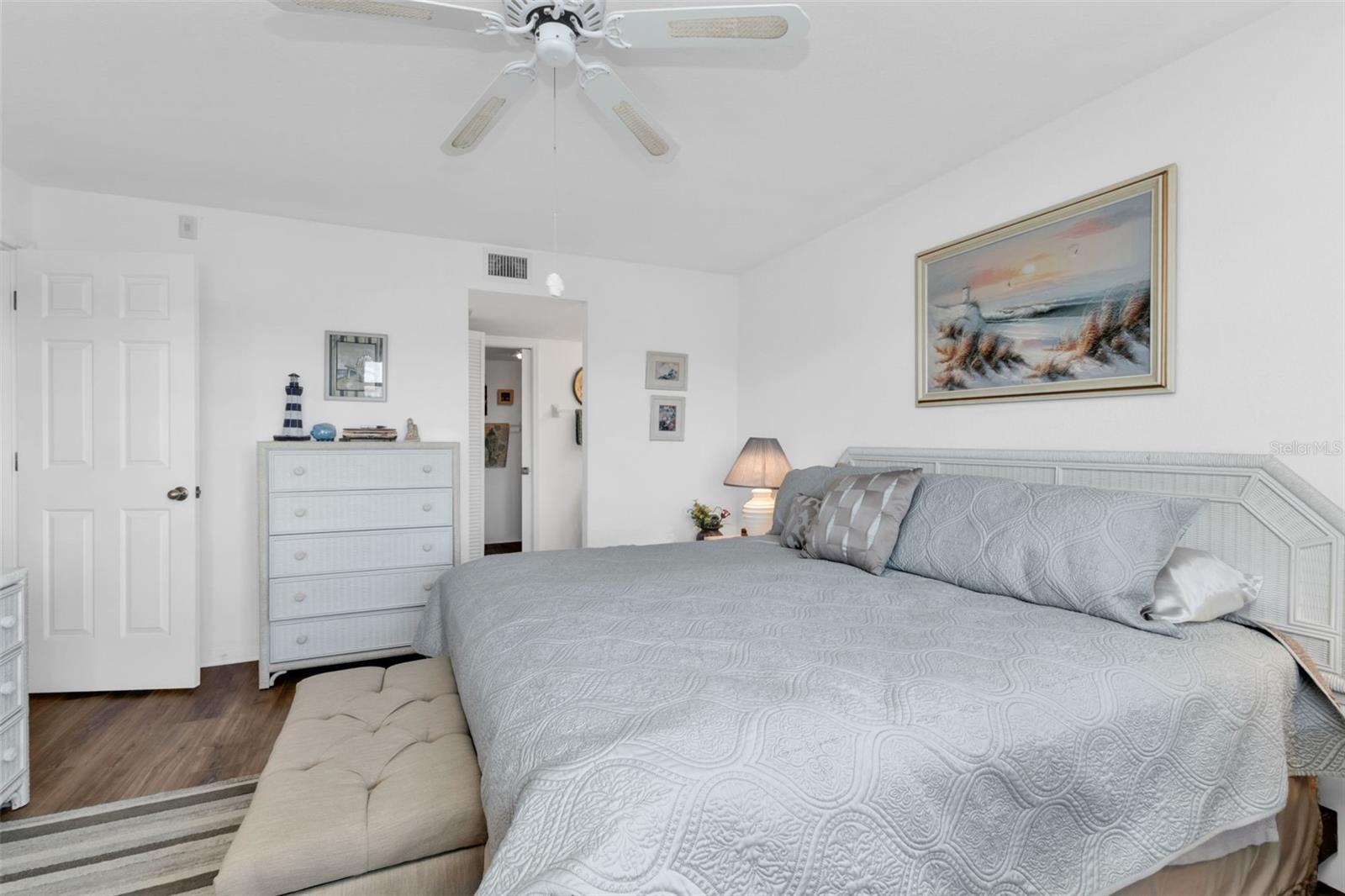 Image 17 of 40 For 175 Kings Highway 1032