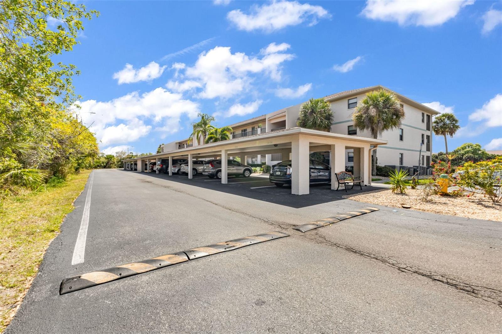 Image 25 of 40 For 175 Kings Highway 1032