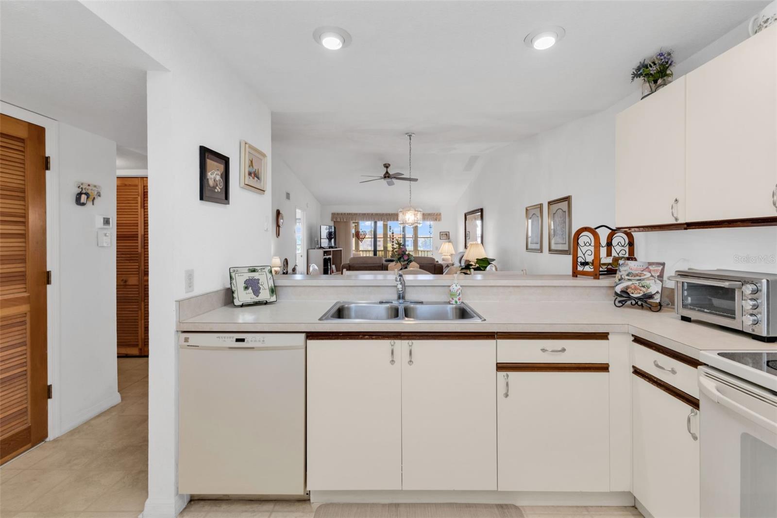 Image 6 of 40 For 175 Kings Highway 1032