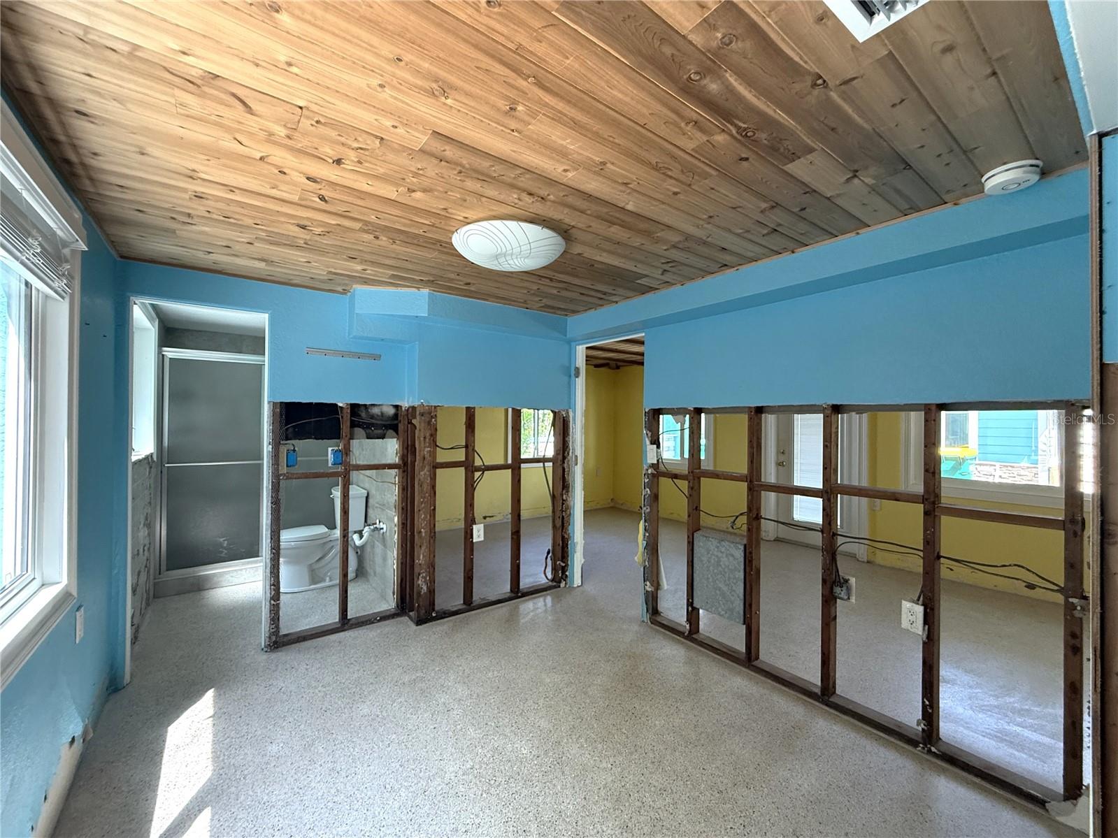 Image 21 of 67 For 1290 Shore View Drive 5