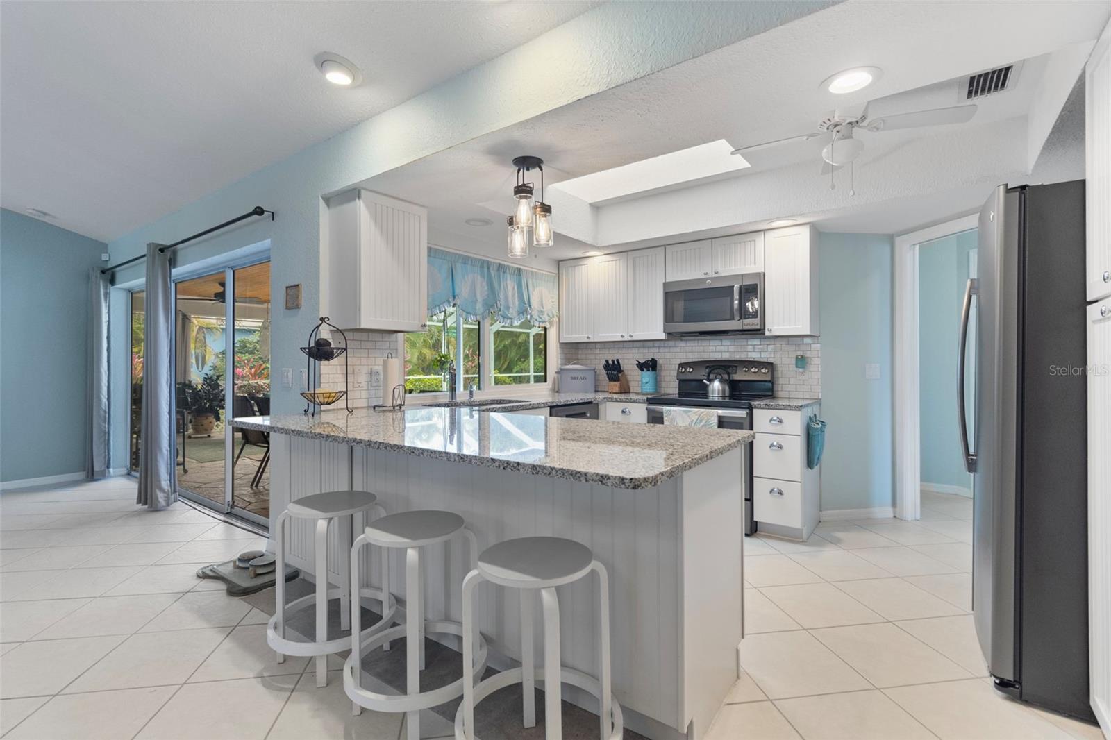 Image 11 of 61 For 22417 Glen Avenue