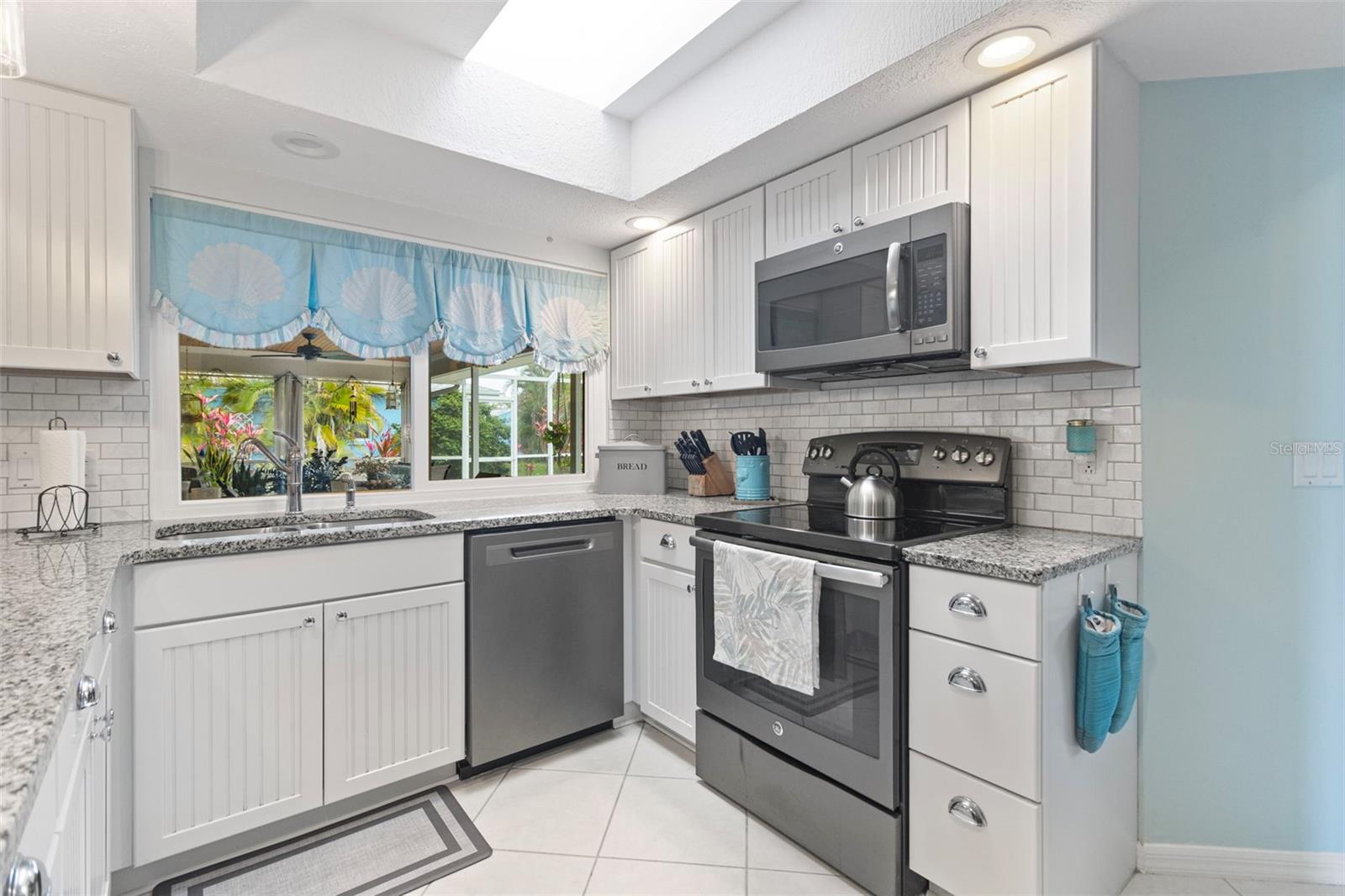 Image 13 of 61 For 22417 Glen Avenue