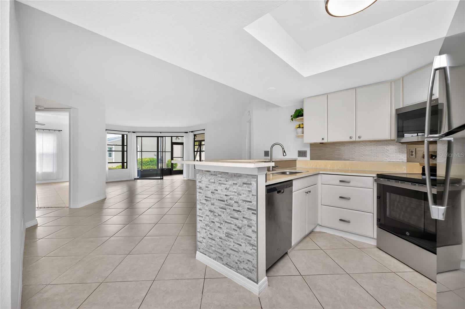 Image 5 of 38 For 2601 Marion Avenue 42a