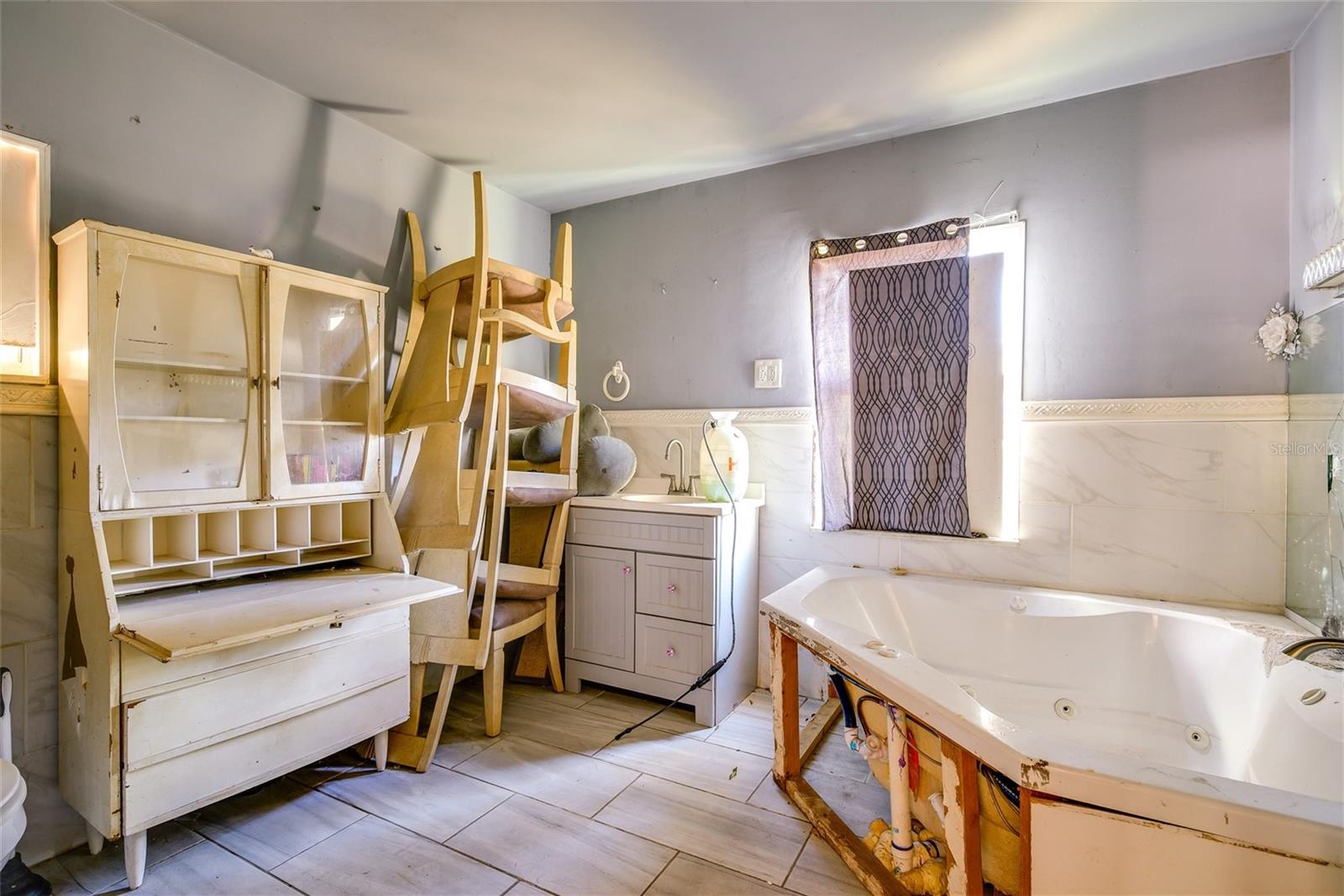 Listing photo id 5 for 10507 Main Street