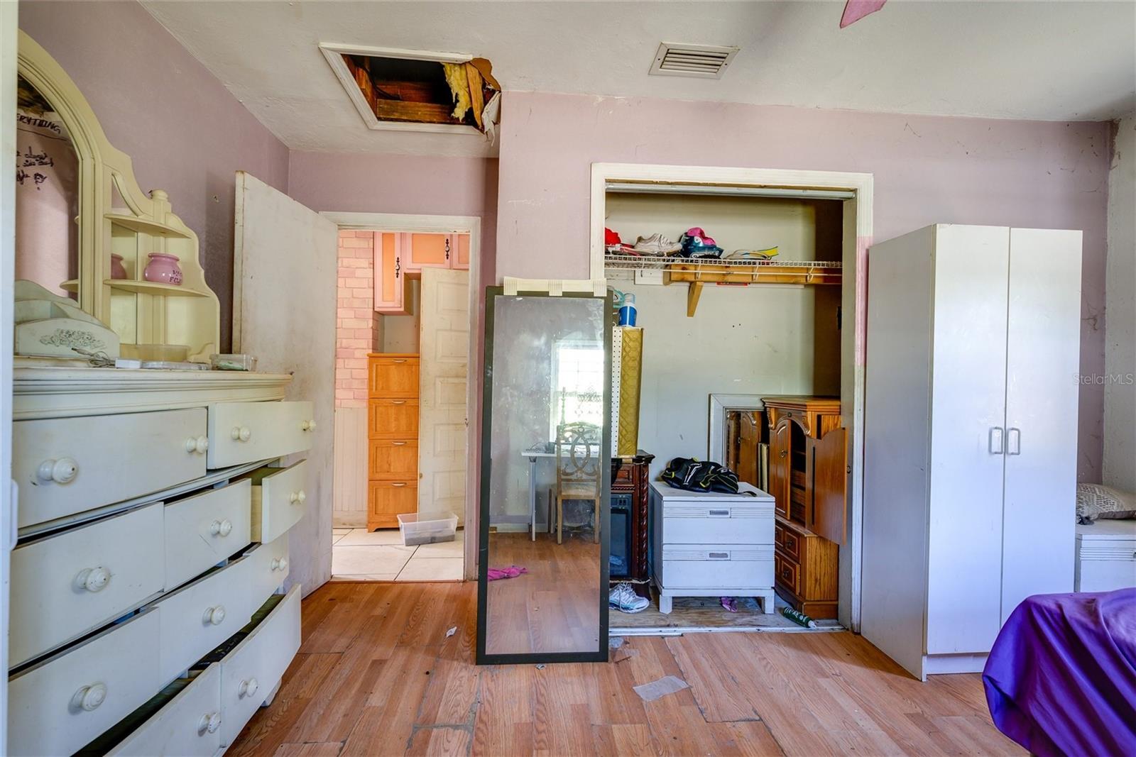 Listing photo id 7 for 10507 Main Street