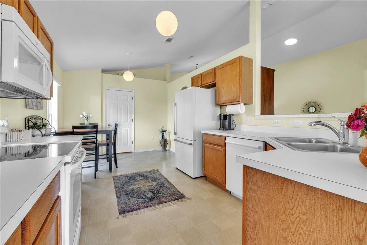 Image 11 of 40 For 24483 Lakeside Manor