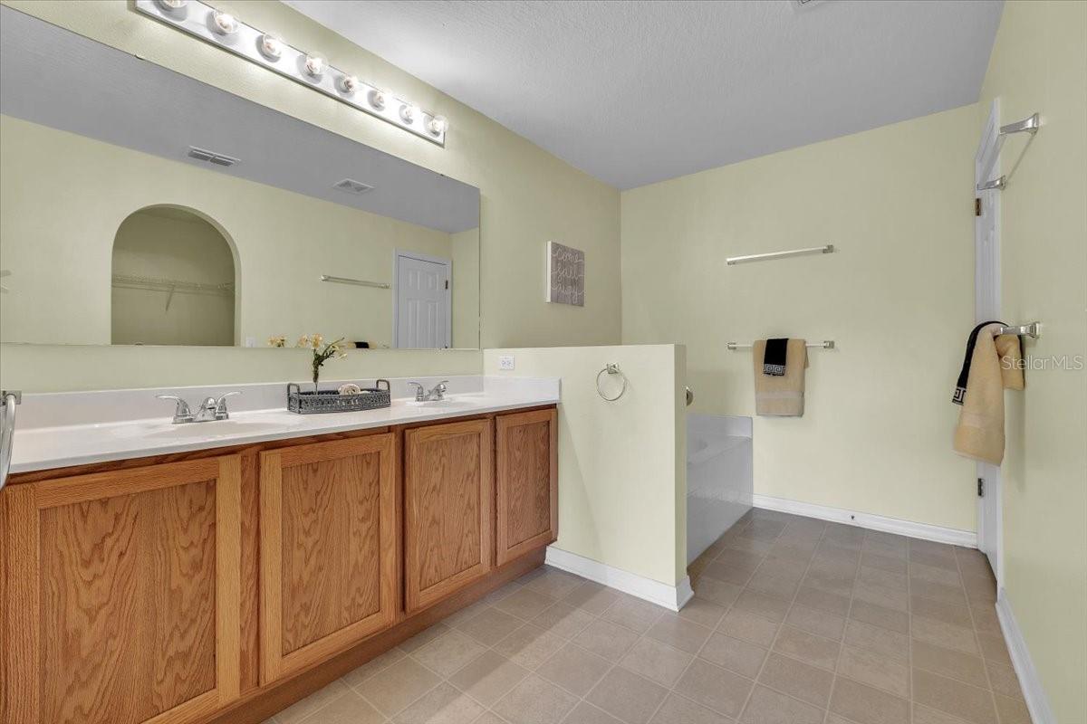 Image 20 of 40 For 24483 Lakeside Manor