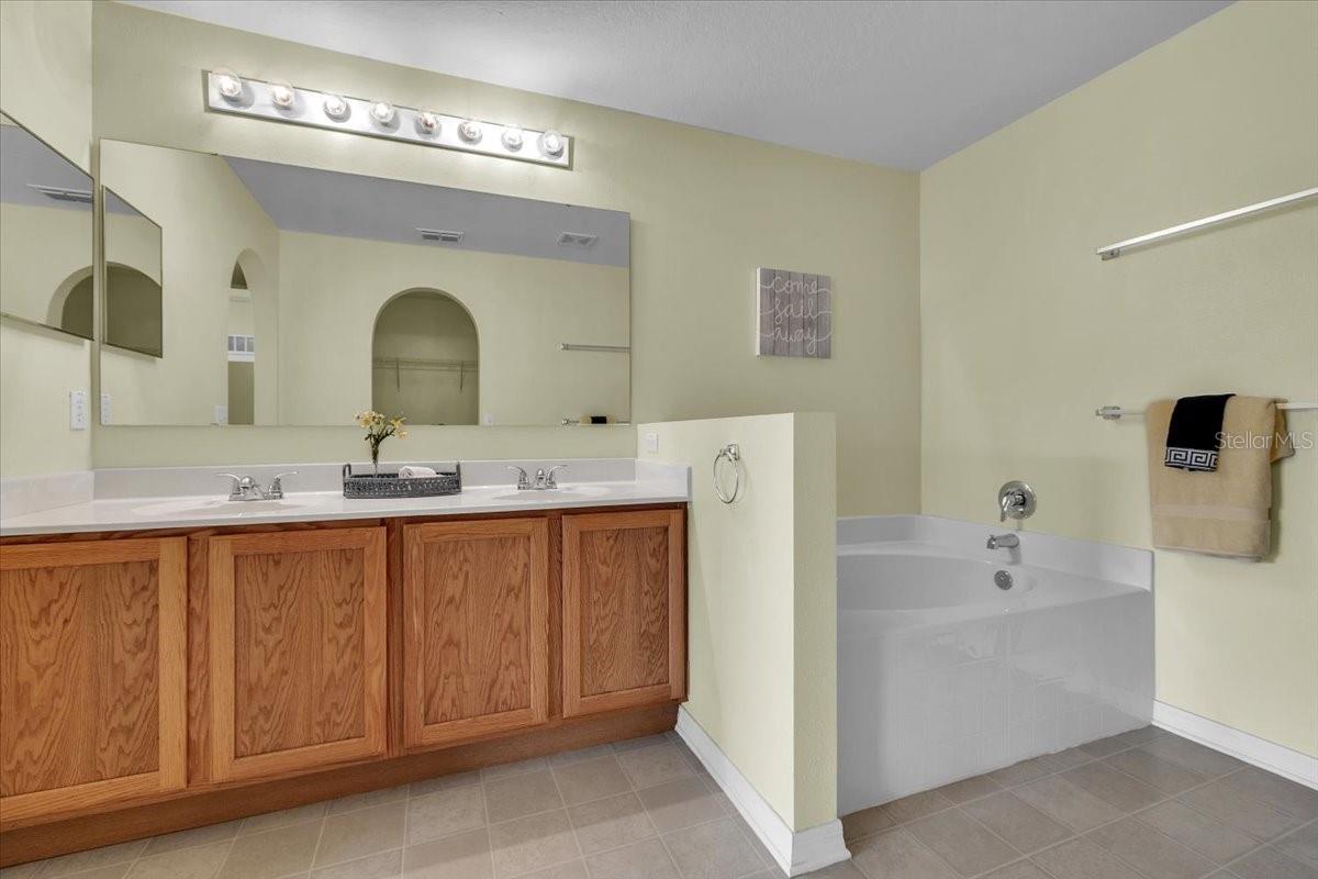 Image 21 of 40 For 24483 Lakeside Manor