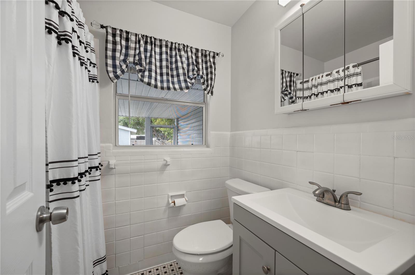 Image 17 of 46 For 525 Burland Street