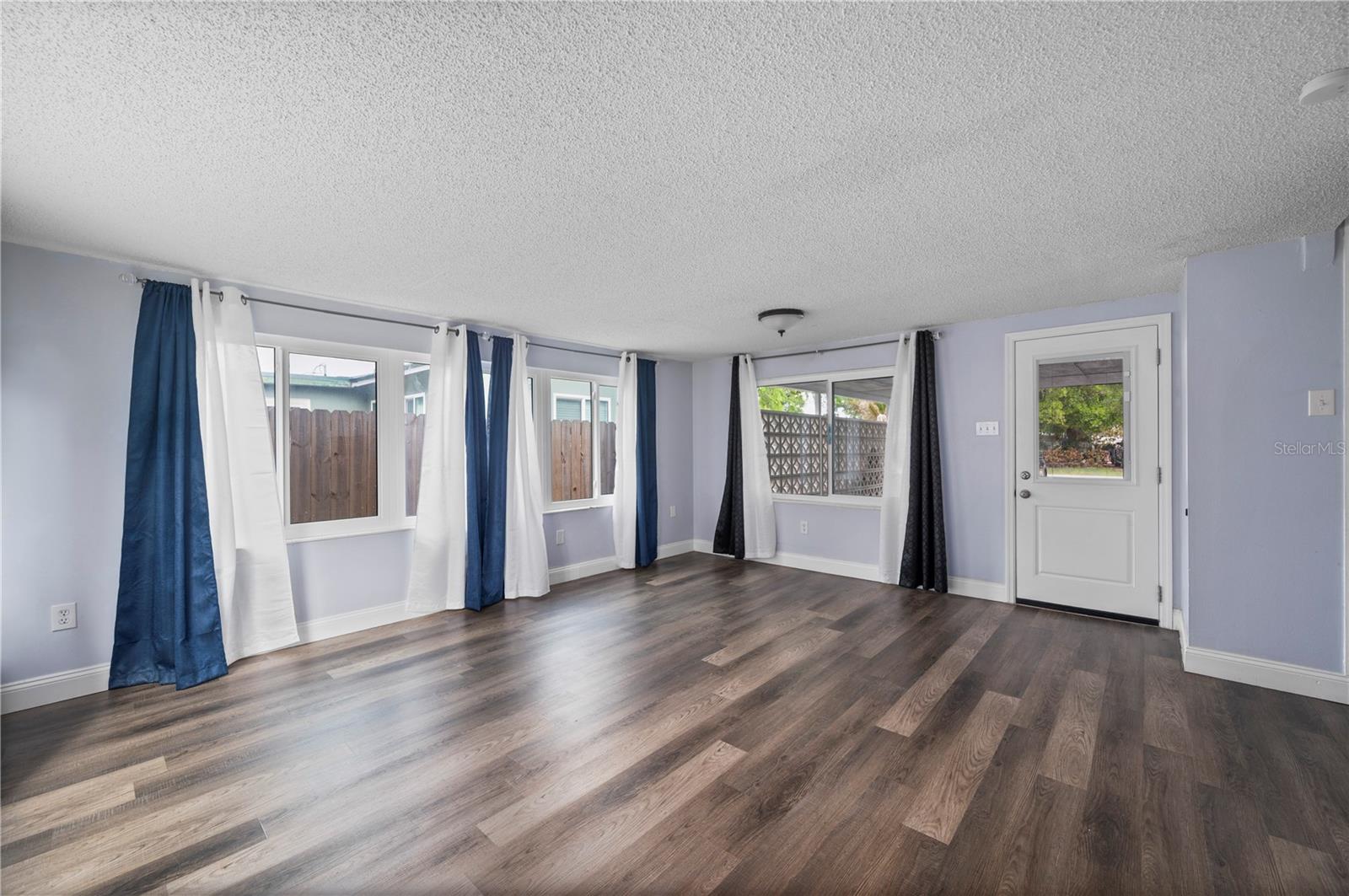 Image 23 of 46 For 525 Burland Street