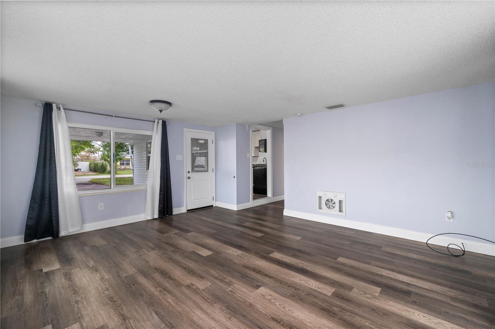 Image 24 of 46 For 525 Burland Street