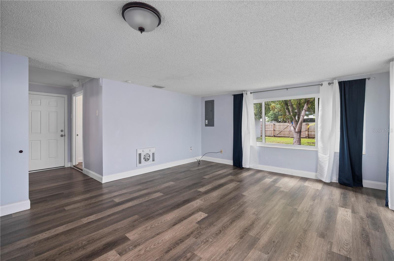 Image 25 of 46 For 525 Burland Street