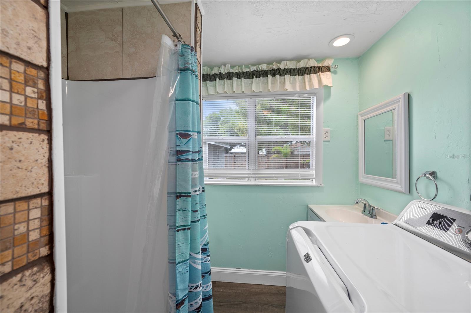 Image 27 of 46 For 525 Burland Street