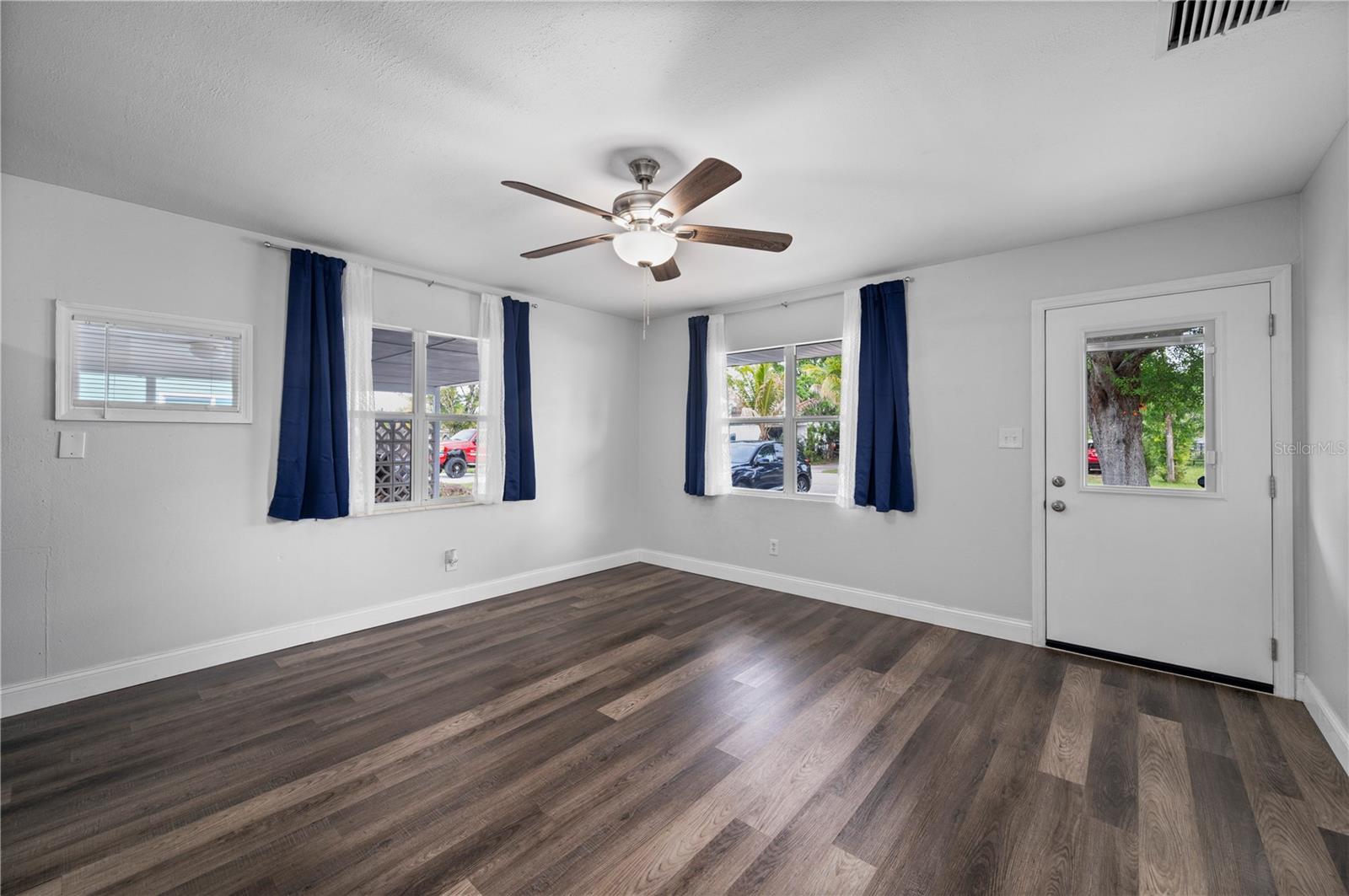 Image 7 of 46 For 525 Burland Street