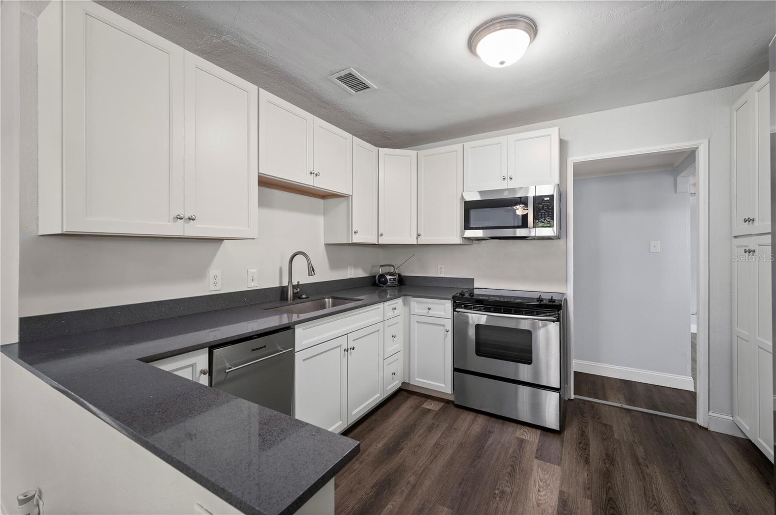 Image 9 of 46 For 525 Burland Street