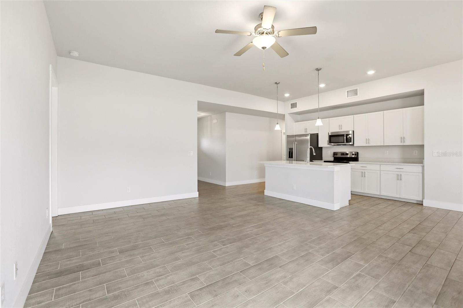 Image 3 of 40 For 870 Columbia Street