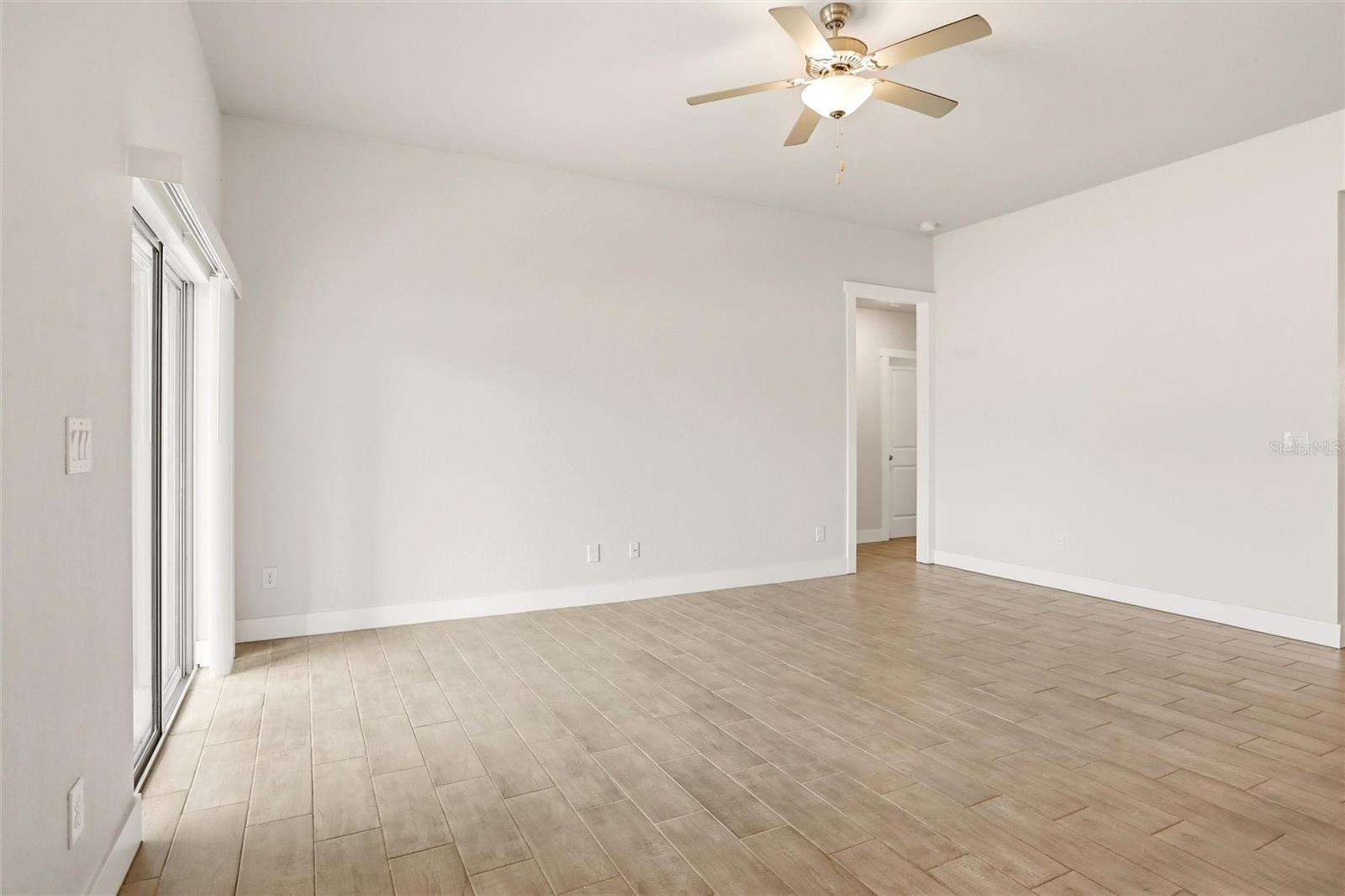 Image 5 of 40 For 870 Columbia Street