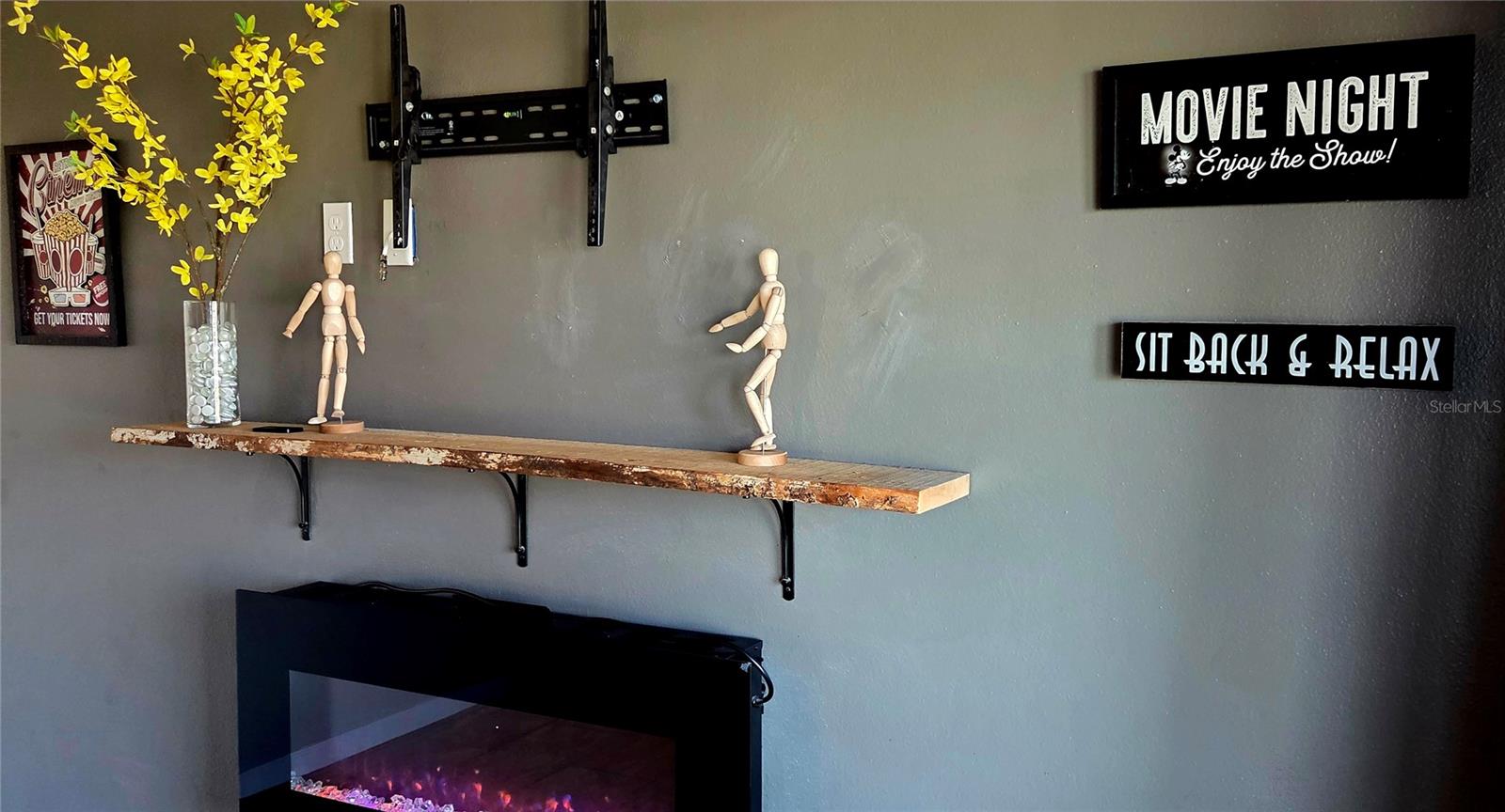 Image 10 of 28 For 744 Conreid Drive Ne