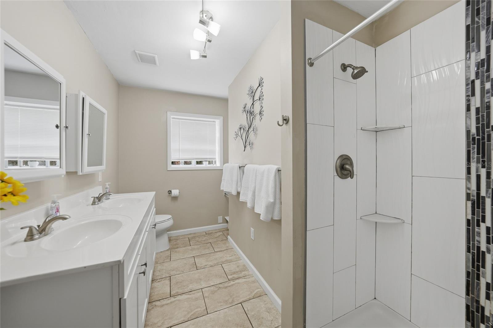 Image 14 of 28 For 744 Conreid Drive Ne