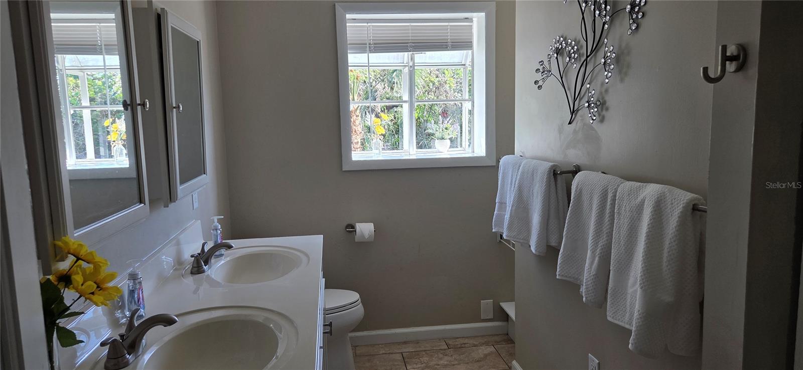 Image 15 of 28 For 744 Conreid Drive Ne