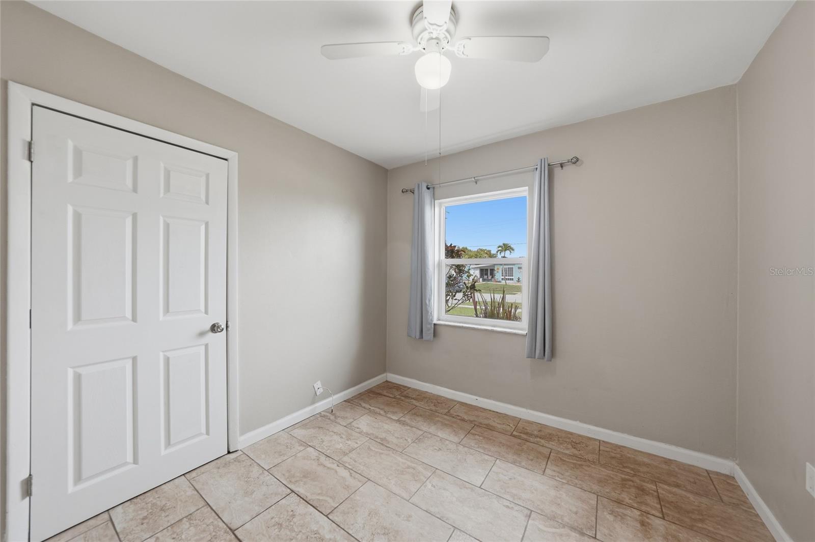 Image 18 of 28 For 744 Conreid Drive Ne