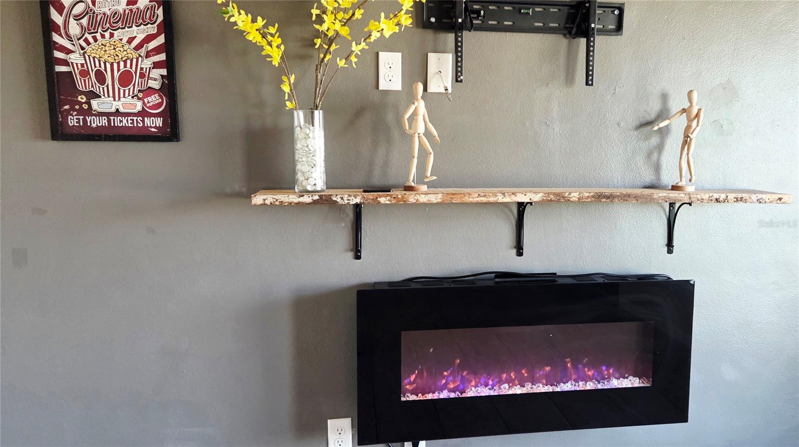 Image 9 of 28 For 744 Conreid Drive Ne