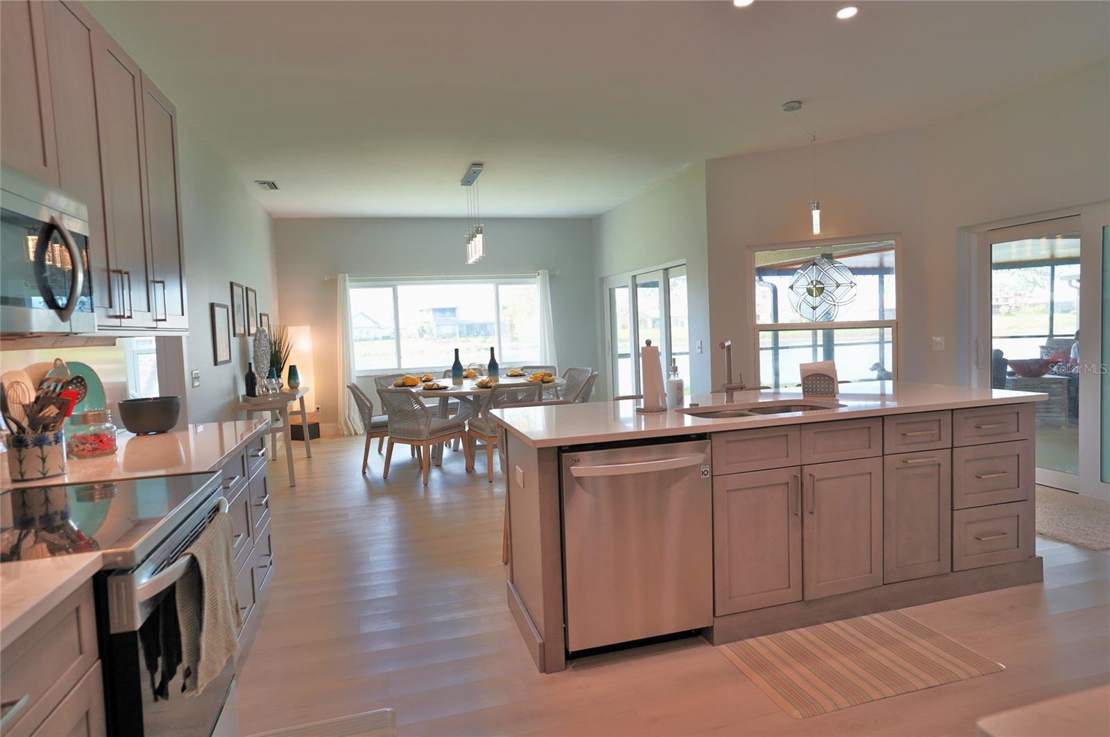 Image 21 of 95 For 204 Carriage House Lane 204