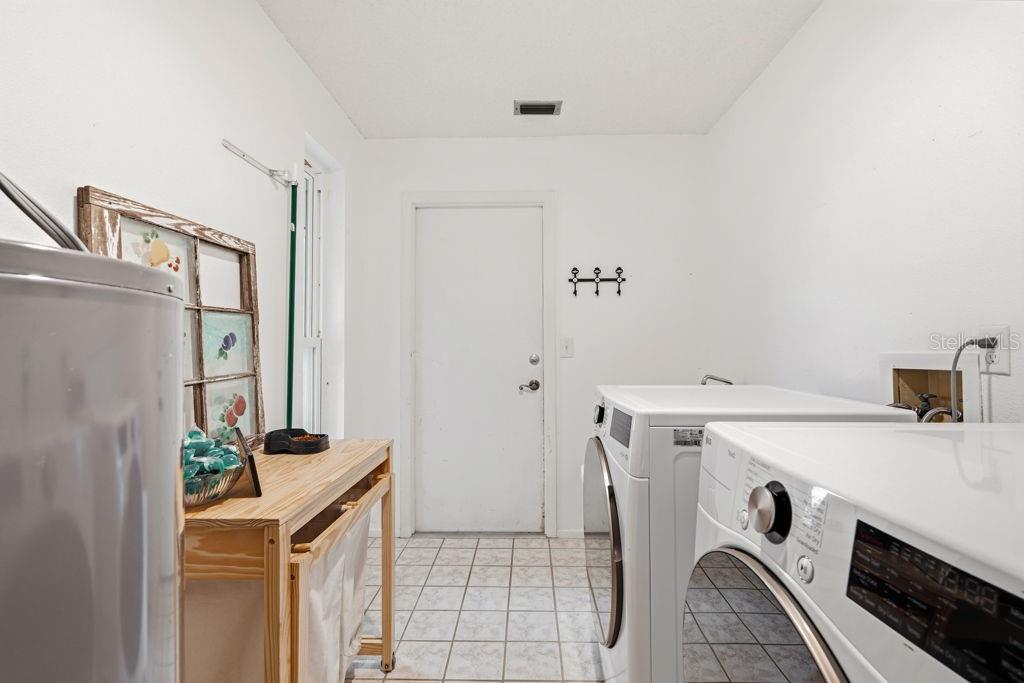 Image 24 of 37 For 2471 Celebes Court