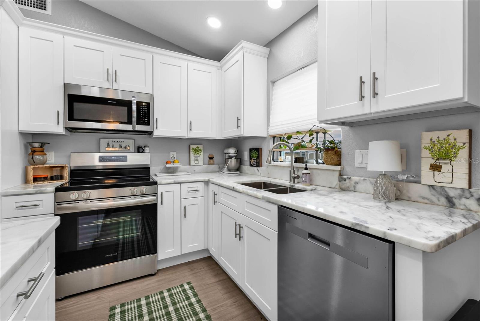 Image 9 of 27 For 11615 Orange Avenue