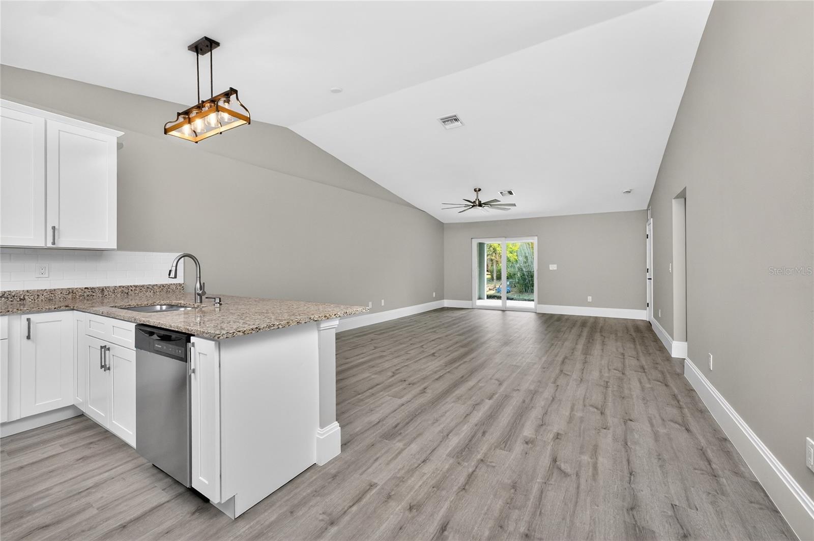 Image 10 of 67 For 2090 Como Street