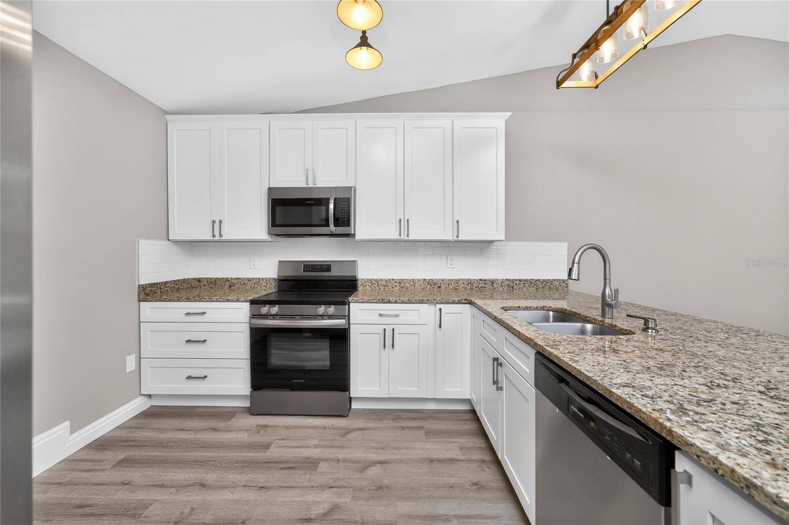 Image 11 of 67 For 2090 Como Street