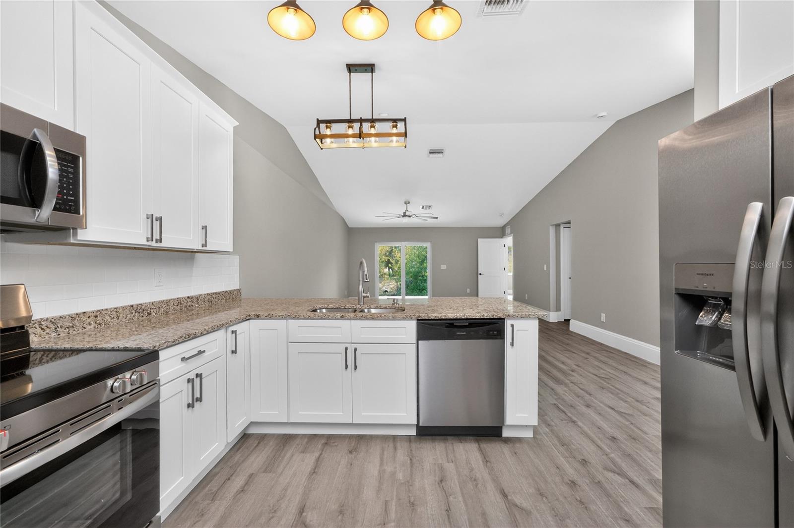 Image 12 of 67 For 2090 Como Street